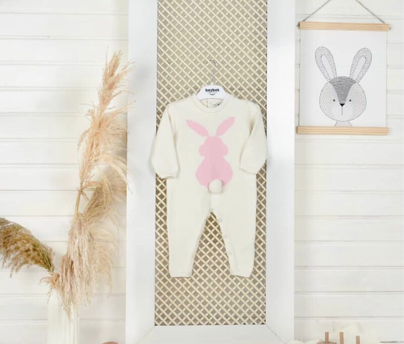 Salopetă albă din tricot Bunny roz